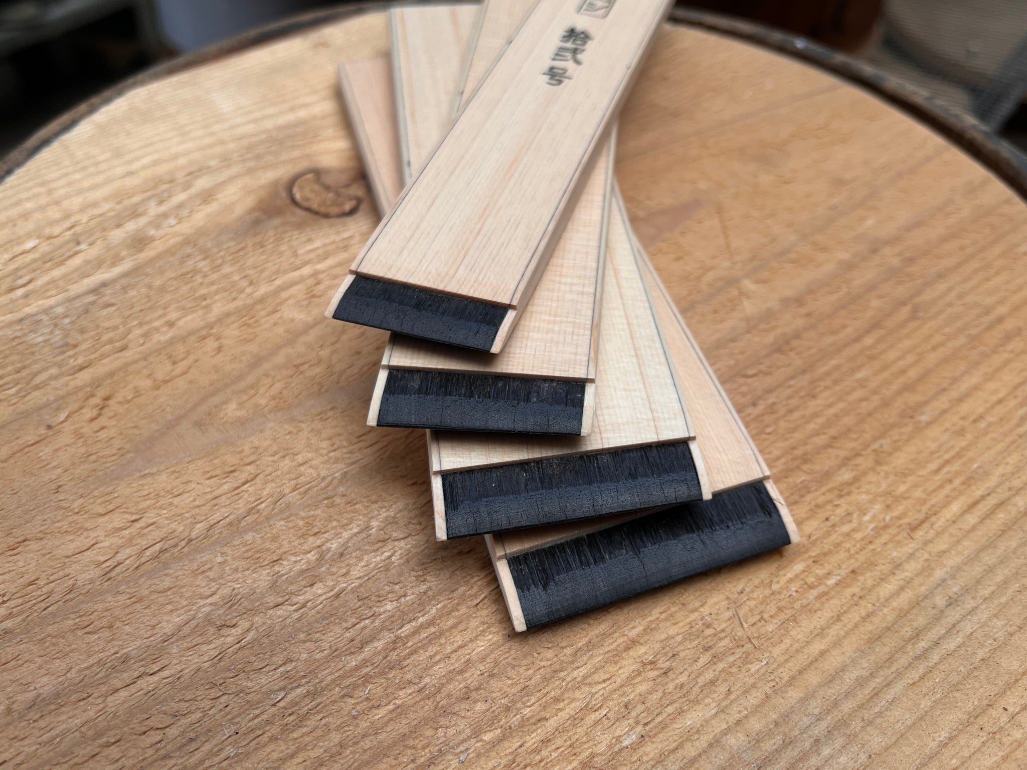 Hake ya Kitsune - Hantoshi (half-thru) Urushi Brush/狐印 新